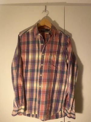 Ralph Lauren Skjorta - Säljer denna fräscha Ralph Lauren skjorta då den inte kommit till användning! Den är i riktigt fint skick! Postas bara! Betalningar sker via Swish!