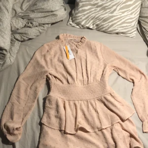 Rosa volang klänning!💕💕 - Jätte fin rosa volang klänning! Jätte fin volang klänning från Gina tricot😍Passar men tyvärr för kort! Helt oandvänd skriv om ni är intresserade!☺️😊❤️❤️❤️