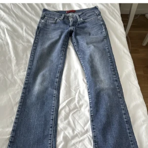 Low vintage levis jeans - Äkta levis jeans som är lågmidjade men tyvärr för stora i midjan på mig så sitter säkert mycket finare på någon annan än på bilderna på mig 💕modellen heter ”low straight eve” 💕midja: 37cm rakt över köpta på plick o de är avklippta