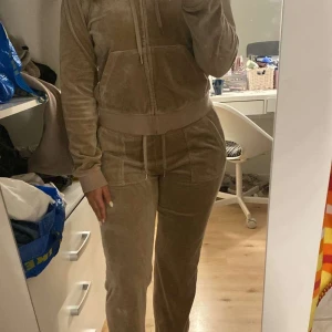 Juicy  - Säljer detta sätt vid snabb affär så kan priset diskutera, köpare står för frakt ❤️  Koftan är storlek L och byxorna, personen på bild är 158