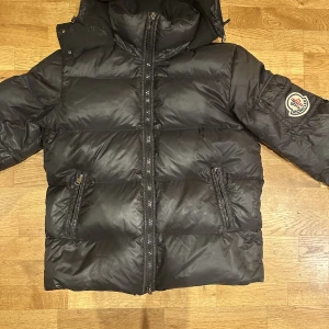Moncler jacka  - Säljer min moncler jacka i Himalaya modellen, Storlek 4 men passar mig som bär M. Säljer pga jag ej vill ha den längre. Priset kan diskuteras vid snabbare affär. Jackan är köpt begagnat för 6700kr. 
