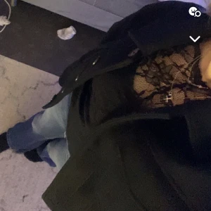 Kappa  - Skit snygg svart kappa från NA-KD perfekt nu till hösten, lite små tussar på men de går att få bort jätte enkelt annars finns de inget hål eller något 