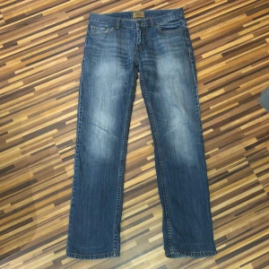 Jeans - Jeansen har lite slitningar nertill, men annars är de i ett bra skick. Jeansen sälj för att de inte används längre, men är annars väldigt fina!