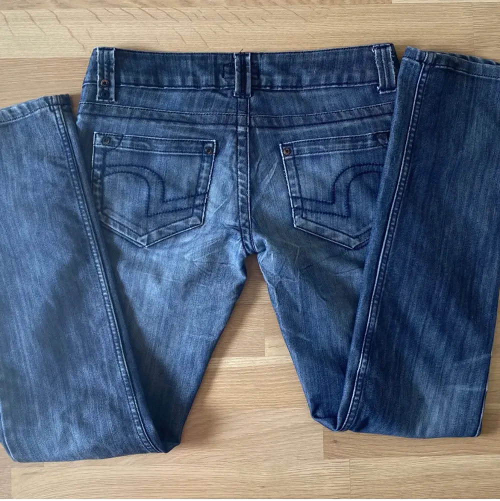  Säljer dessa jättesnygga jeans då de är för små för mig 💓 De är lågmidjade 💞 De är storlek 30 vilket motsvarar XS 🤗För mer bilder eller info kontakta mig 💗💗Kolla gärna in mina andra inlägg. Jeans & Byxor.