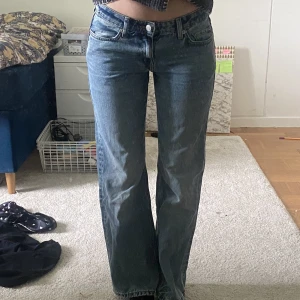 Low waist jeans - Low waist jeans från weekday. Köpa för 550kr. Kontakta vid intresse❤️