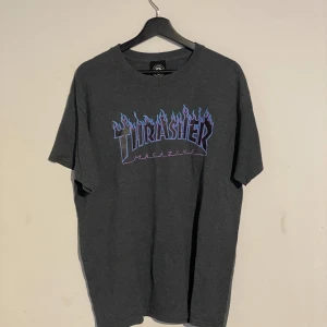 Thrasher T-shirt 🐸 - Det har åkts en del rullbräda i denna t-shirt så den är flitigt använd. Inga skavanker men trycket är inte lika fresh. Skön tröja med fräna färger! Swish, köparen står för frakt och no refunds. Happy skating 🫶🏼🐸