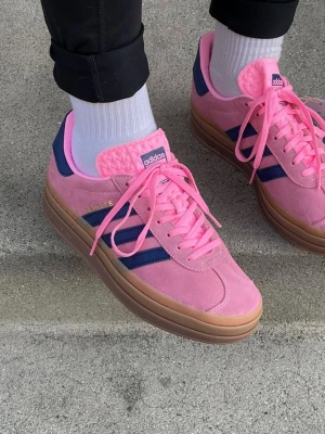 Gazelle bold pink Adidas - Slutsålda Gazelle Bold i rosa och mörkblått. Använda vid 1 tillfälle, passar tyvärr inte mina fötter. 