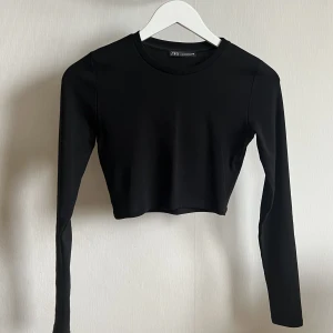 Långärmad  - Säljer denna helt oanvända fina långärmade cropped tröjan. Tröjan är liten i storleken och sitter som S/Xs😊Vid köp av båda tröjorna kan priset diskuteras! Vid intresse eller frågor, skriv privat!💕 