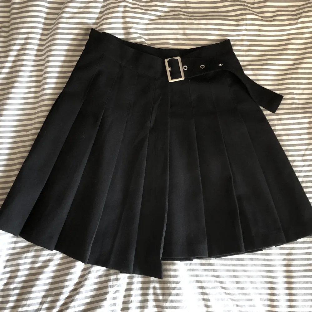 en jättesöt svart veckad kjol med bälte från H&M ! använd få gånger !. Kjolar.