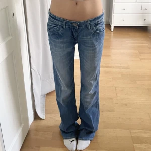 lågmidjade jeans - använd köp nu! midja:86 innerben87, jag är 169 cm😽