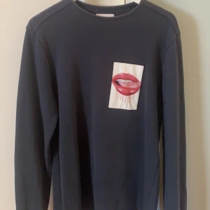 Limitato Tröja - Knappt använd då den är för stor för mig. Nypris: 1600kr Frakt Ingår