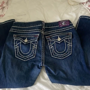 Billy super t trueys fat stitch  - Sjukt snygga trueys, riktigt rare med lila fat stitch säljer endast då de är lite stora i mina höfter och dem är lite korta i benen, inga fel alls på dem basically ny skick, skriv gärna vid frågor❤️