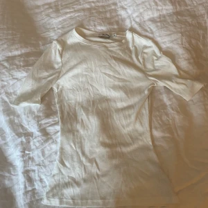 Topp  - Fin topp från nakd i modellen av en T-shirt men tightare, fint skick!💕