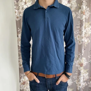 Massimo dutti rugbytröja - Säljer nu en riktigt fet Massimo Dutti Rugbytröja. Storlek M så passar perfekt för dom som har S. Inga defekter, modellen är 182, bara att höra av sig om ni har några funderingar!