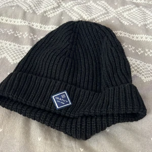 Gant mössa - Fick i julklapp i 2019 och inte använd mycket, Max 5 gånger.  Lite stor för mitt huvud, eftersom har inte så stort huvud.  Vill bara bli av med den.  Nypris 400kr