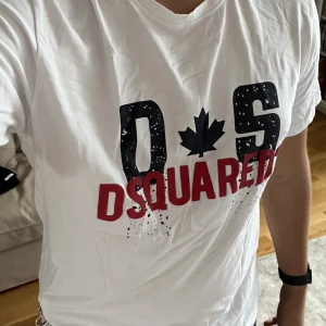 Dsquared2 T-shirt - Storlek: XXL Skick: Jätte bra (Inget fel) Material: Bomull Extra info: Nypris 2500 kr, sänkte priset för att jag ej har användning av tröjan längre.