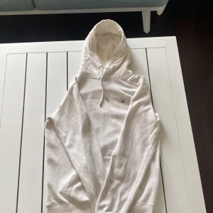 Gant hoddie  - Säljer min vita gant hoodie då den inte kommer till användning längre. Skick 6/10