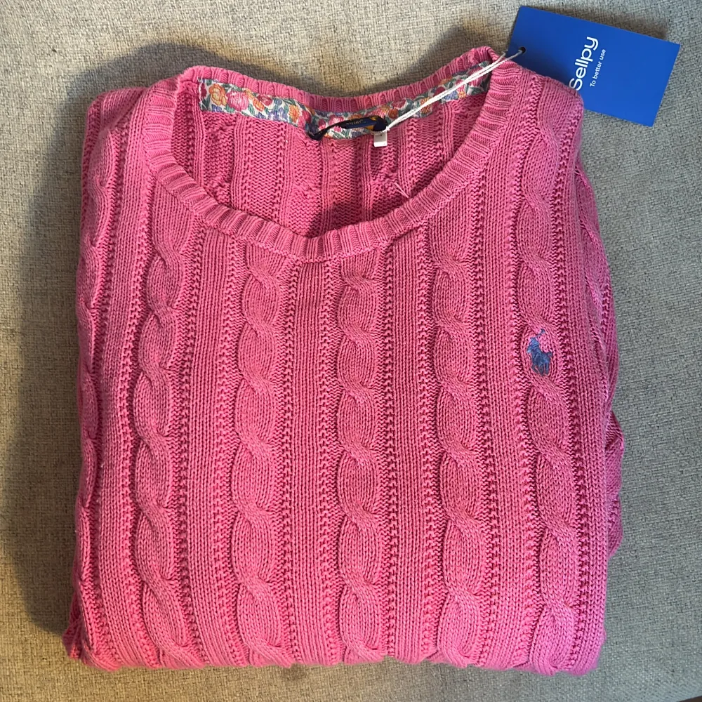 rosa ralph lauren tröja köpt från sellpy, bra skick 🩷strl 158/160 men sitter som S. Stickat.