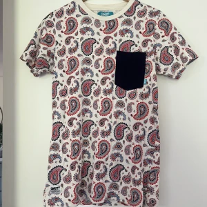 T-shirt  - Använd endast ett fåtal gånger då jag tycker den är förstor, super snygga färger och mönster är i väldigt fint skick  Str M