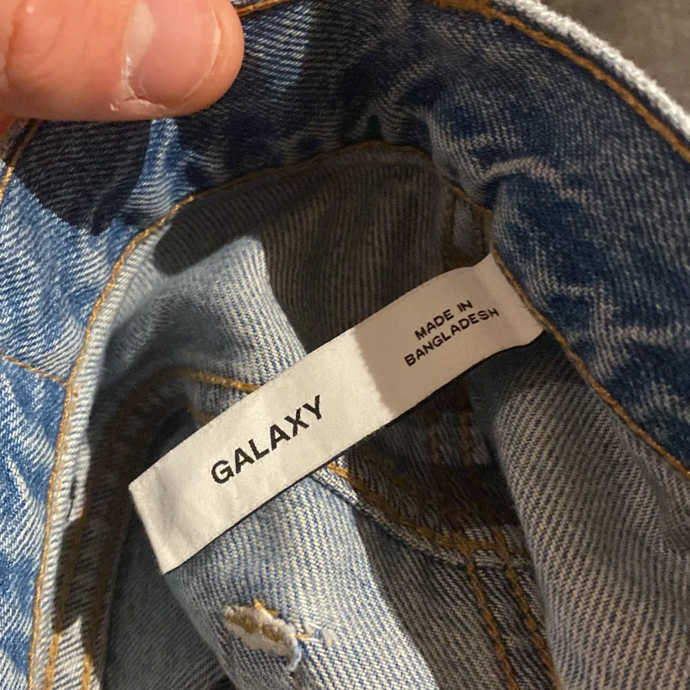 Säljer dessa sköna baggy jeans från weekday. Haft länge men säljer nu då dom inte passar mig i storleken. Inte används på kanske ett är och är i extremt bra skick. Storleken står 28/32 men dom sitter med dom 29/32. Nypris ca: 600kr. Mitt pris: 199kr. Jeans & Byxor.