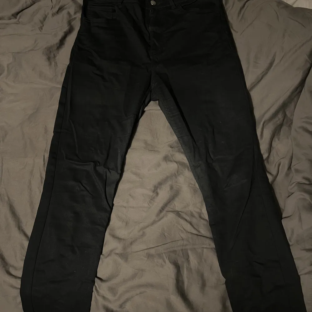 Vanliga svart jeans som passar till allt . Jeans & Byxor.