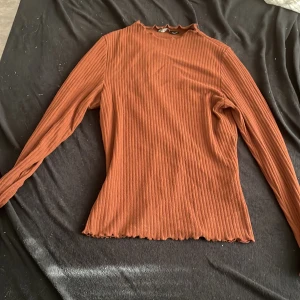 Cubus  - Säljer en volang/ långärmad tröja från Cubus. Inte så väll använd och är som ny 