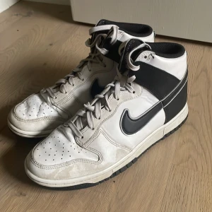 Nike dunk High svarta och vita - Köpte dessa för drygt 1,5 år sedan och de är i gott skick i storlek 41, har tyvärr inte original lådan kvar