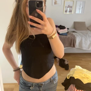 Silkes topp - Säljer denna super snygga , helt nya svarta silkes toppen i strapples model från bikbok❤️(helt slutsåld) den är i storlek s men passar mig som är xs 