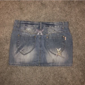 2000s kjol - Jättesöt jeanskjol med trampstamp🌸 Det är en liten fläck längst ner på baksidan som ni ser på bilden. Annars fint skick!
