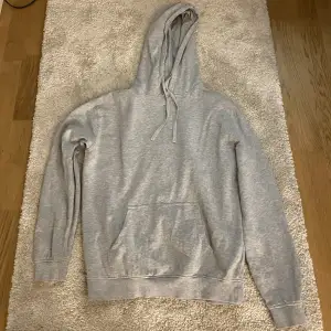 En jättefin hoodie från Cubus! Den har inga direkta tecken på andvändning. Storlek S, orginal pris 399