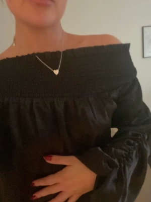 Offshoulder topp  - I satin material med rynkad ärm, från Nelly storlek 36