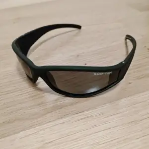 Ett par polariserade Fladen lake glasögon I svart. Uv-skydd 400. Knappt använda, inga repor, nyskick.