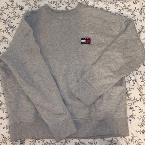 Tommy hilfiger sweatshirt  - En supersnygg äkta Tommy hilfiger sweatshirt som tyvärr inte kommer till användning. Den sitter lite boxy på mig som är en xs och den är i bra skick! Köparen står för frakten💘
