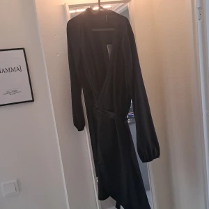 Långärmad klänning  - Helt ny. Prislappen kvar. 