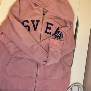 Svea tröja rosa  - Bra skick några små fläckar 