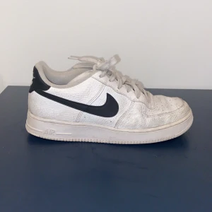 Air force 1’s - Litet hål på ena skon ( syns på tredje bilden) annars inget märkvärdigt slit. Skick 6/10, kan andvändad fortfarande! Nypris: 1000 kr!