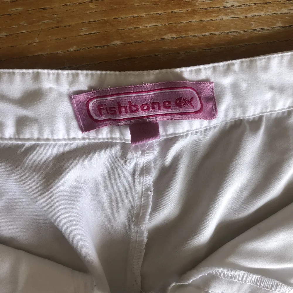 Jättesnygga och sköna fishbone byxor som jag inte längre använder. Storlek: S. Jeans & Byxor.