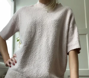 Stickad tröja - Stickad kortärmad. Kontakta vid intresse🥰