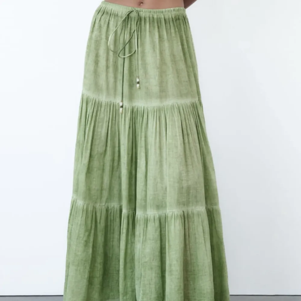 Säljer nu denna lågmidjade gröna kjolen från zara, superfin och endast använd 1 gång men kommer tyvärr inte till användning längre.  Köpt i Italien 700:- sommaren 2023 🤍 Priset är pågrund av att kjolen är så gott som ny . Kjolar.