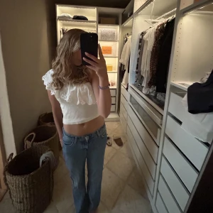 Lågmidjade jeans - Jag säljer mina lågmidjade jeans från weekday i modellen arrow och i storlek 25/32 pågrund av att de inte kommer till användning för mig längre. Ee är i superbra skick och är supersnygga nu till hösten/vintern. Säljer för 300kr men pris går att diskutera🩷