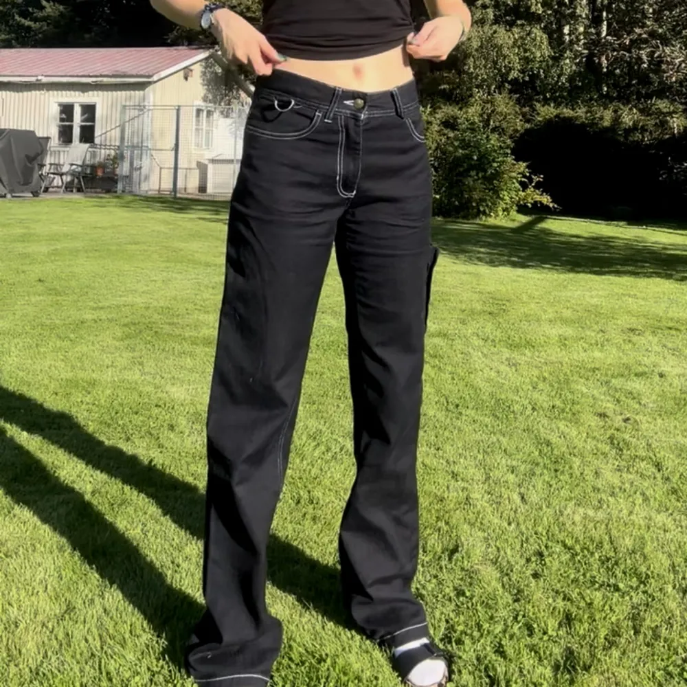 Säljer coola lågmidjade/midwaist beroende hur du vill ha dem, cargo/snickarbyxor, jättesköna och stretchiga, en liten ficka på ena benet, knappt använda så jättebra skick . Farkut & Housut.