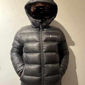 Sail racing jacka  - Knappt använd sail racing jacka, som ny! Storlek 160. Nypris 4000 (Pris kan diskuteras) 