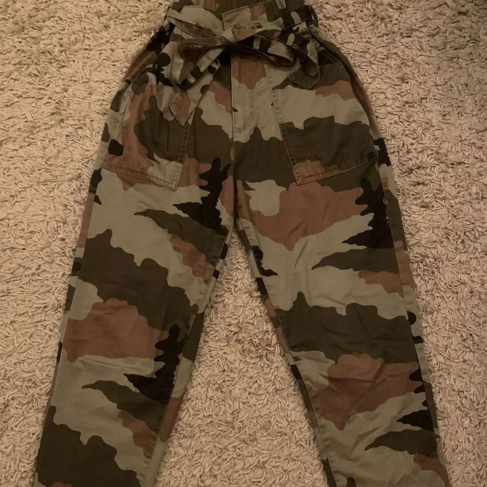 Super bekväma, mjuka och pösiga byxor med camo mönster. Har väldigt stretchigt resår i midjan med snöre att knyta runt. Väldigt stora och rymliga fickor 😍. Jeans & Byxor.