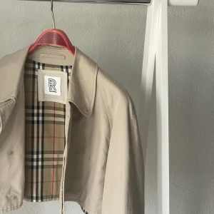 Croped trenchcoat  - En croped trenchcoat ifrån märket: Remake. Jackan har inga defekter. (Jackan var precis steamad när bilden togs, därav ser det ut som att jackan har fläckar. Det har den ej) 😊