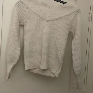 Stickad tröja  - Stickad tröja ifrån Gina, säljer då den är för liten för mig har endast använt den en gång 