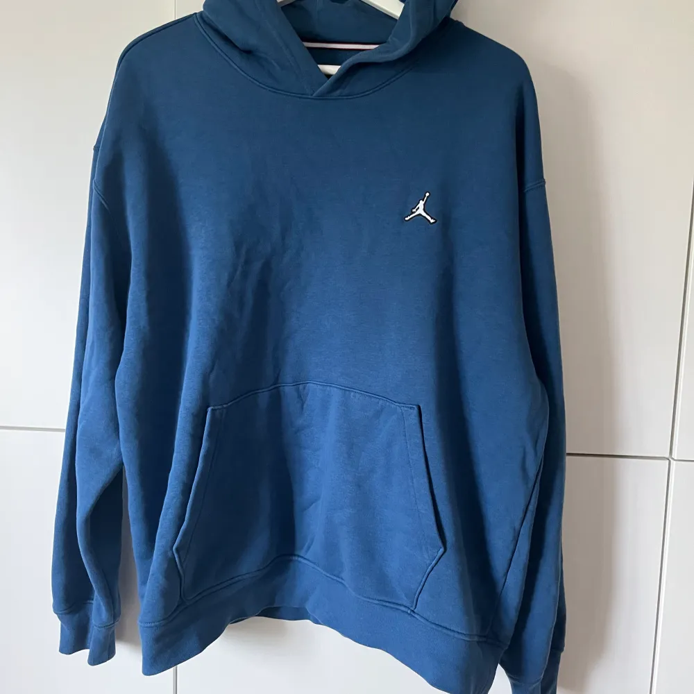 Denna blåa Jordan hoodie är använd ett fåtal gånger och är som ny! Nypris ca 1099. Hoodies.