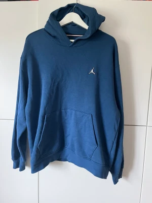 Nike Jordan hoodie - Denna blåa Jordan hoodie är använd ett fåtal gånger och är som ny! Nypris ca 1099