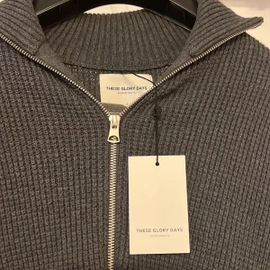 Stickad full zip herrtröja - Stickad kofta med dragkedja hela vägen, Storlek S. Tröjan är köpt på Volt och är oandvänd( endast testad)!