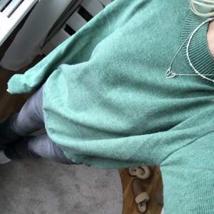 Hej! Jag säljer denna mörkgröna stickade tröja från SHEIN som tyvärr inte kommer till användning, inga defekter. Hör av dig vid köp eller frågor🫶
