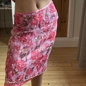 vintage blommig kjol - jättesöt rosa kjol med broderade blommor - köpt på second hand & i mycket gott skick! storlek M men passar även mig som vanligtvis är S (sitter lite lägre i midjan bara)